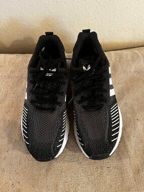 Adidas Woman's  Swift Run 22 Sneakers Sz 9.5